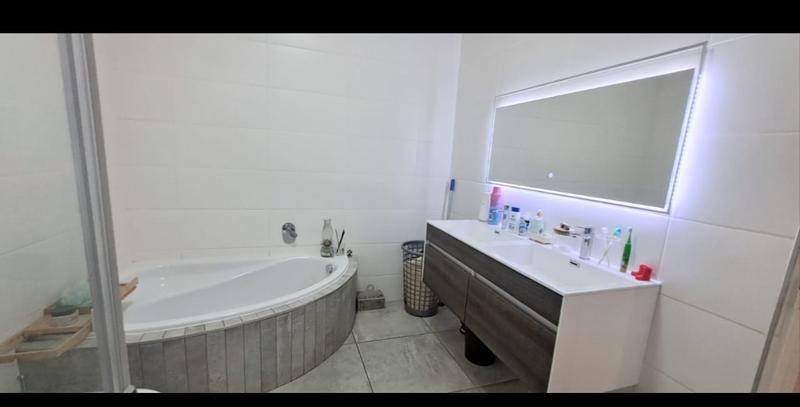 4 Bedroom Property for Sale in Amandelrug Western Cape